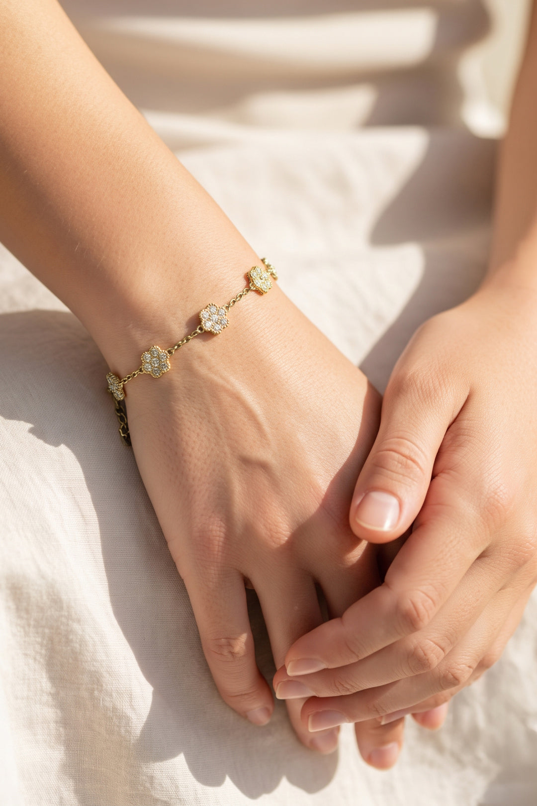 Elegant bracelet with zirconia-set flowers